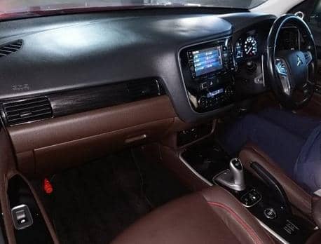 MITSUBISHI OUTLANDER PHEV G PREMIUM PACK 2015.