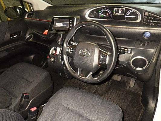 Toyota sienta салон