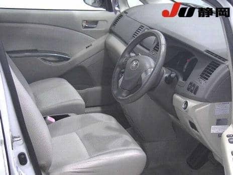 TOYOTA ISIS PLATANA LIMITED 2011