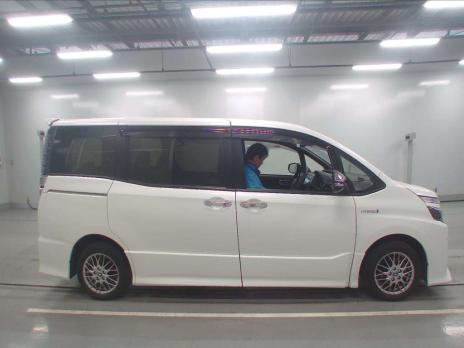 TOYOTA VOXY HYBRID ZS KIRAMEKI 2018