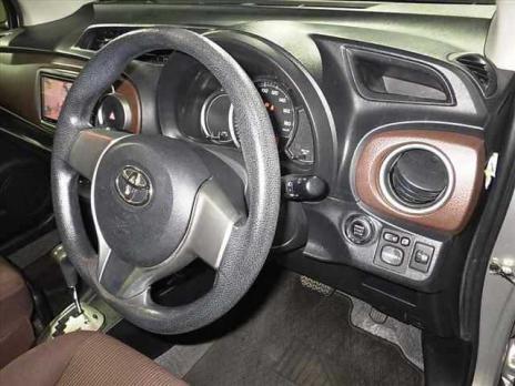 TOYOTA VITZ JEWELA 2012