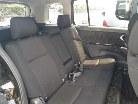 TOYOTA ISIS PLATANA V SELECTION 2011