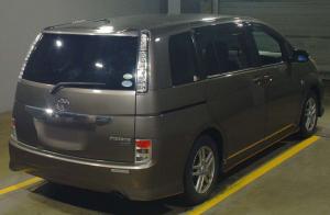TOYOTA ISIS PLATANA 2011