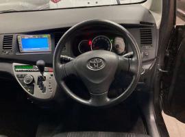 TOYOTA ISIS PLATANA 2011