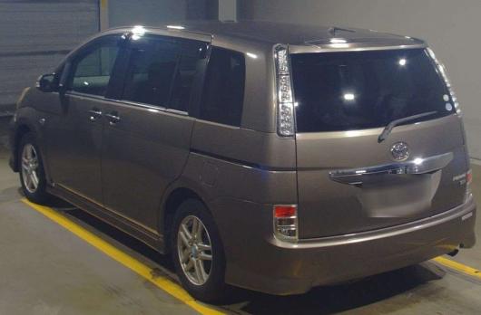 TOYOTA ISIS PLATANA 2011