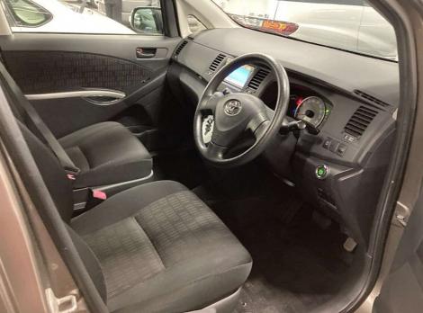 TOYOTA ISIS PLATANA 2011