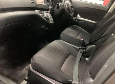 TOYOTA ISIS PLATANA 2011